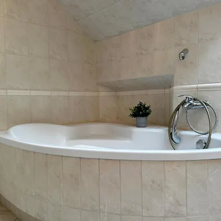 Purple - Charming Place, 15 Minutes To Old Town & 5 Minutes To Seaside Проживание в семье *