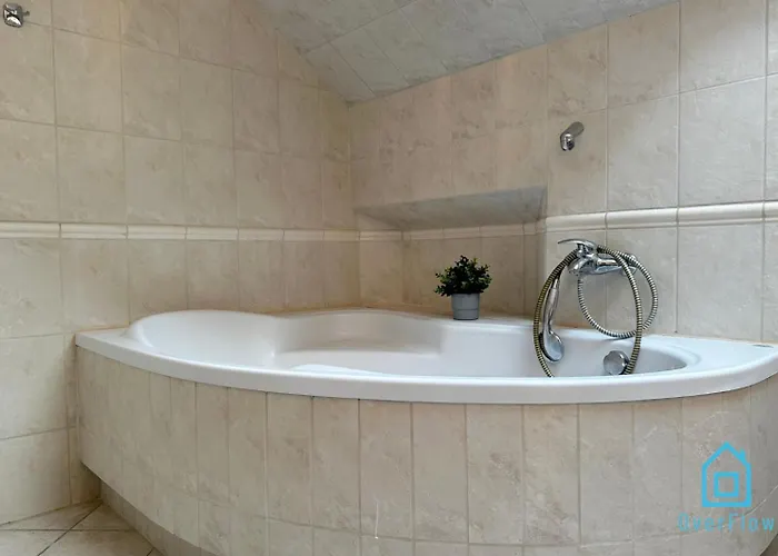 Purple - Charming Place, 15 Minutes To Old Town & 5 Minutes To Seaside Homestay szállás *